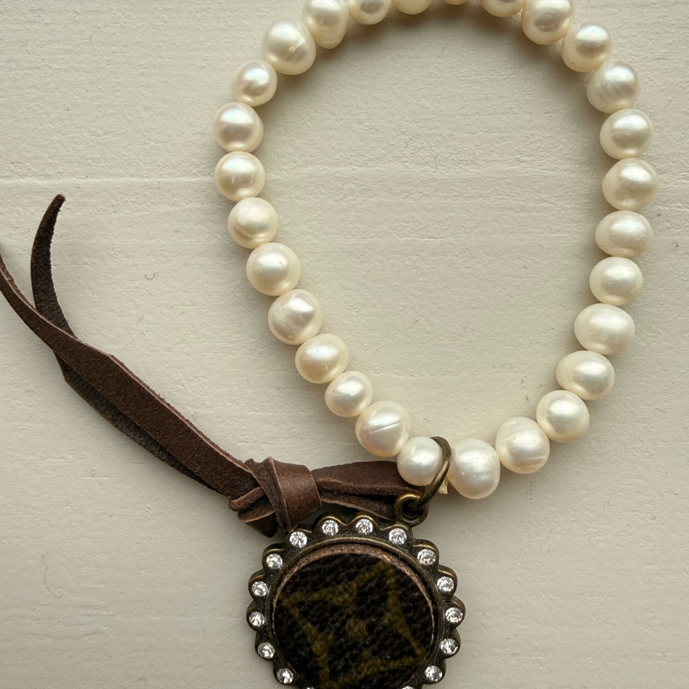 Pearl Bracelet with Brown Designer Pendant